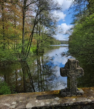 Croix de pierre au bord de la rivière