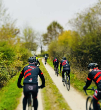 Groupe de cyclistes sur un chemin de forêt