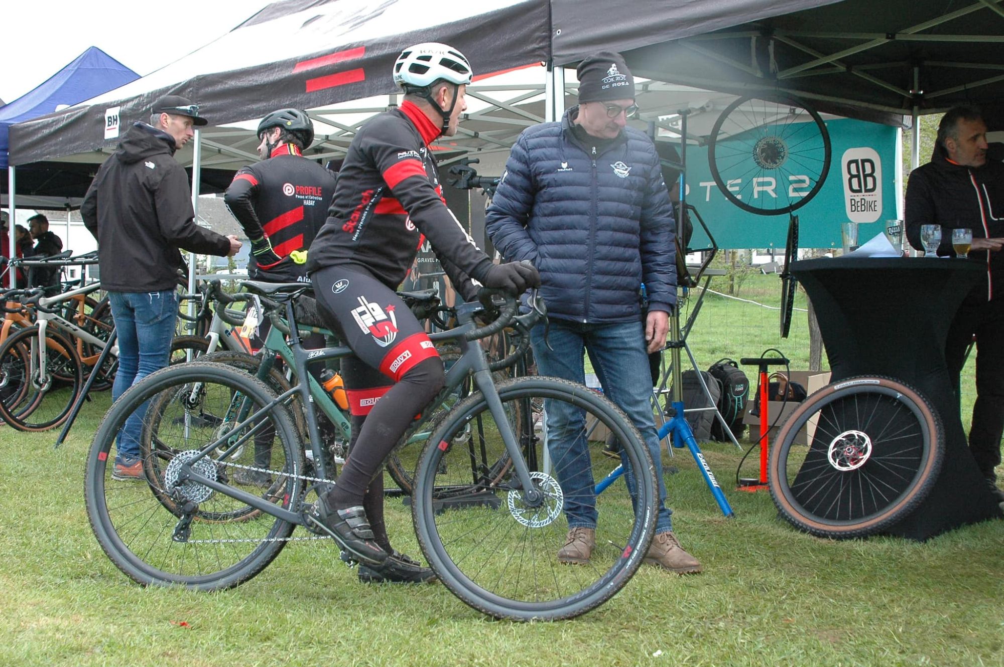 Cyclistes devant le stand du club