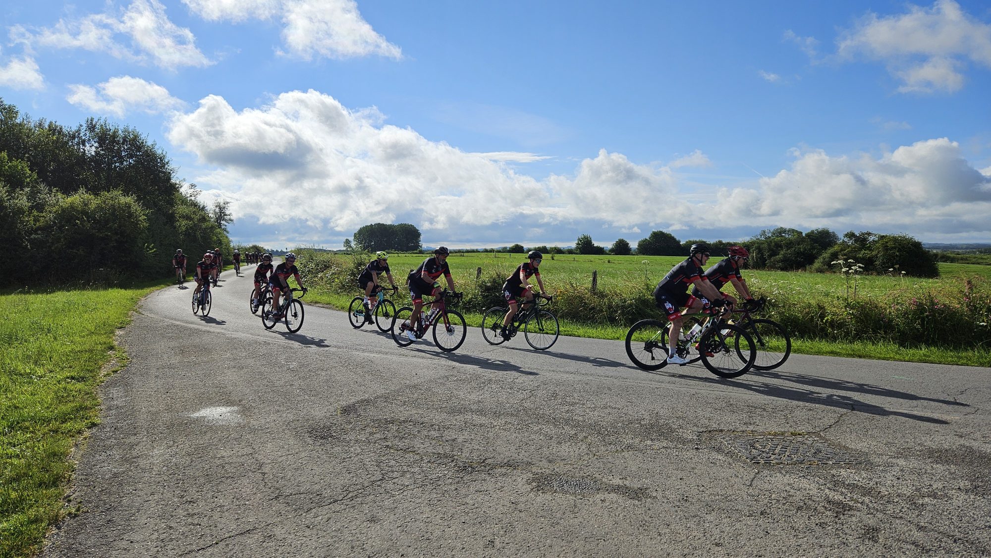 Peloton de cyclistes sur une route de campagne