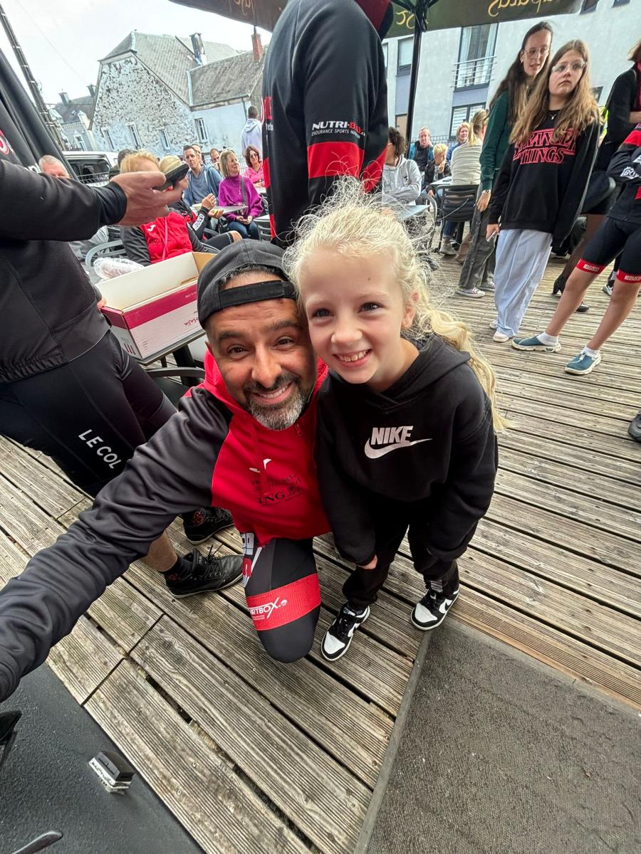 Un participant et une enfant sourient à la caméra