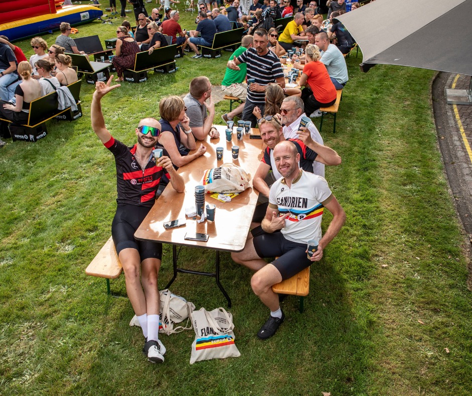 Cyclistes attablés après la course