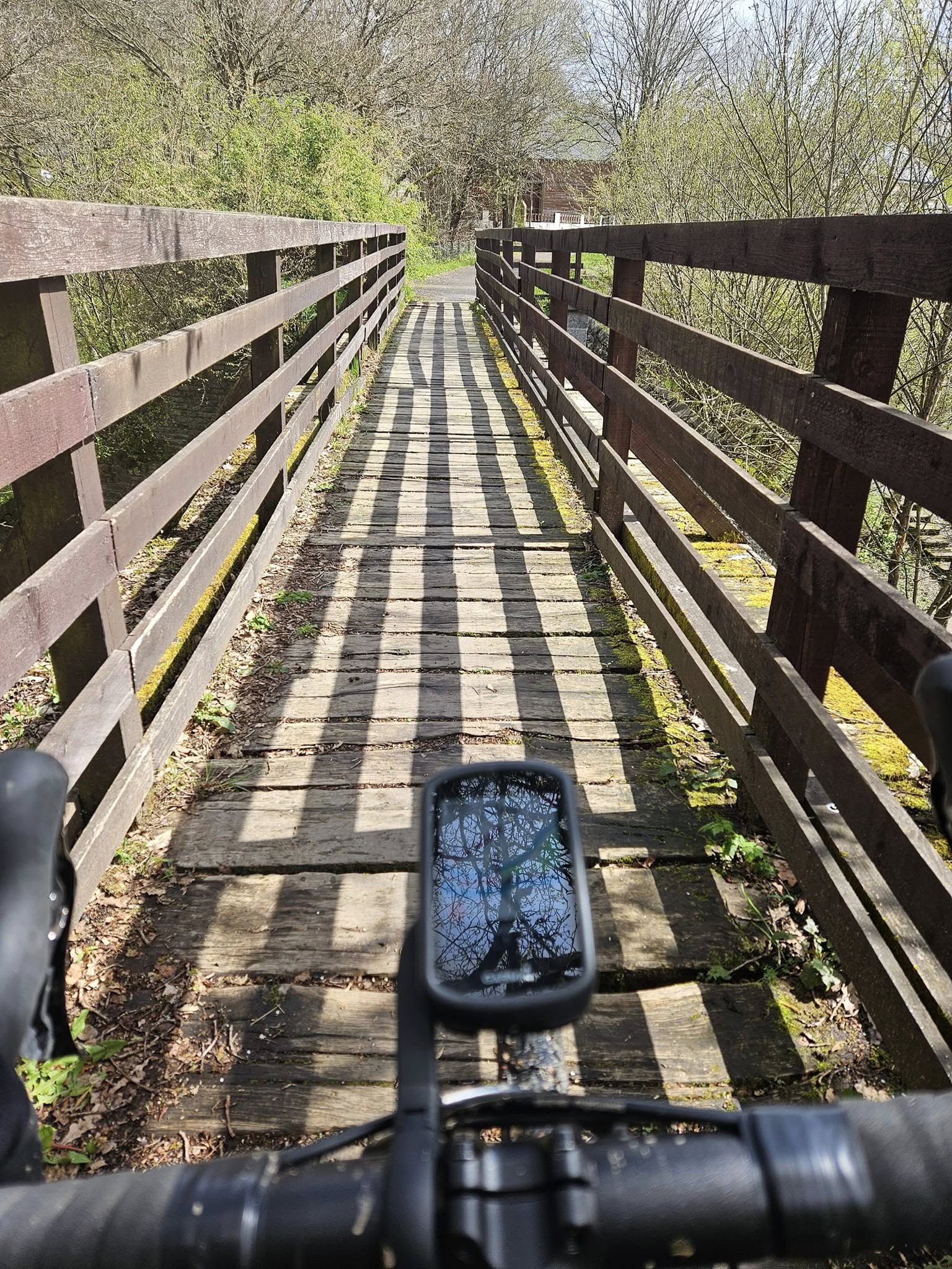 Passerelle en bois et compteur GPS sur le guidon
