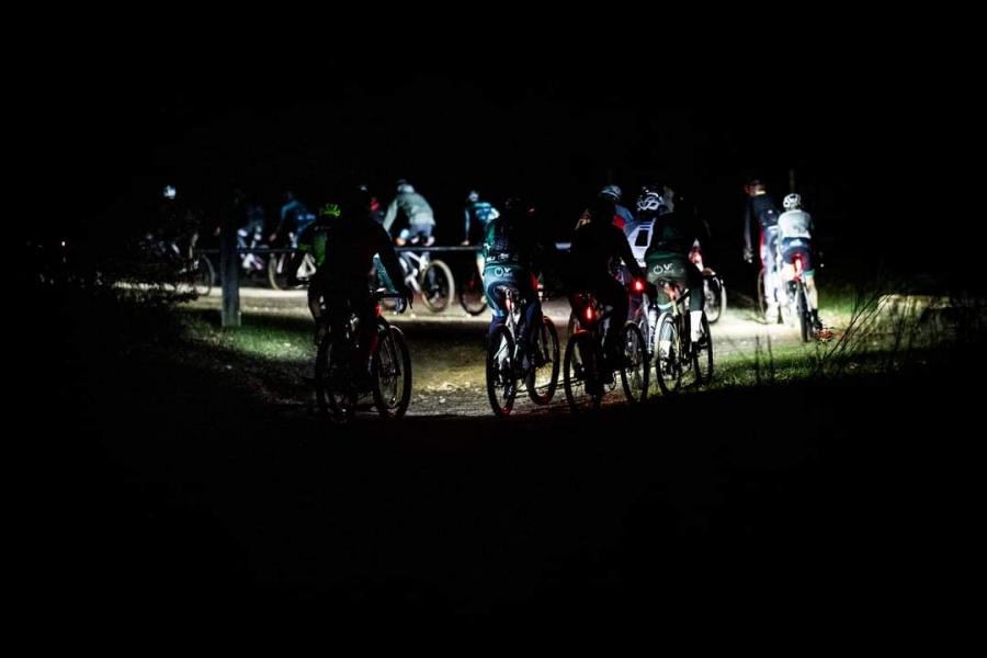 Cyclistes de nuit, phares allumés