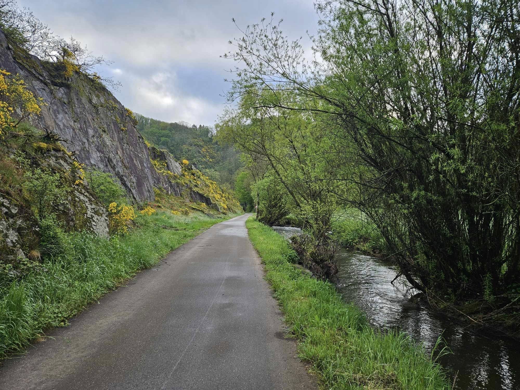 Route longeant la falaise dans la vallée de la Wark