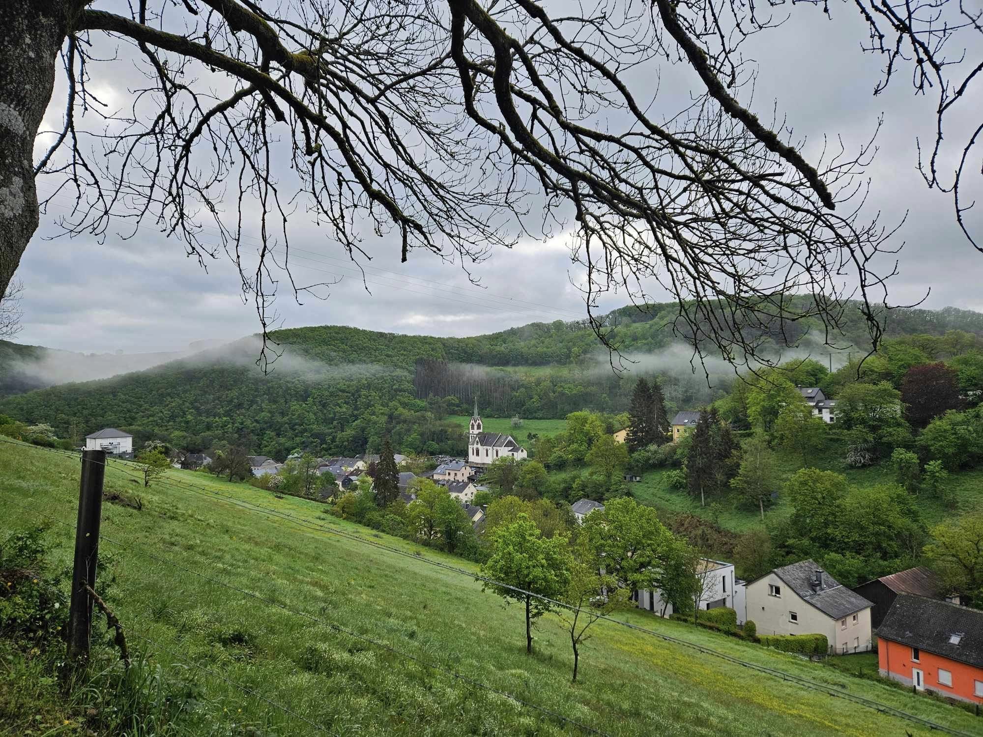 Brume matinale sur le village de Welscheid